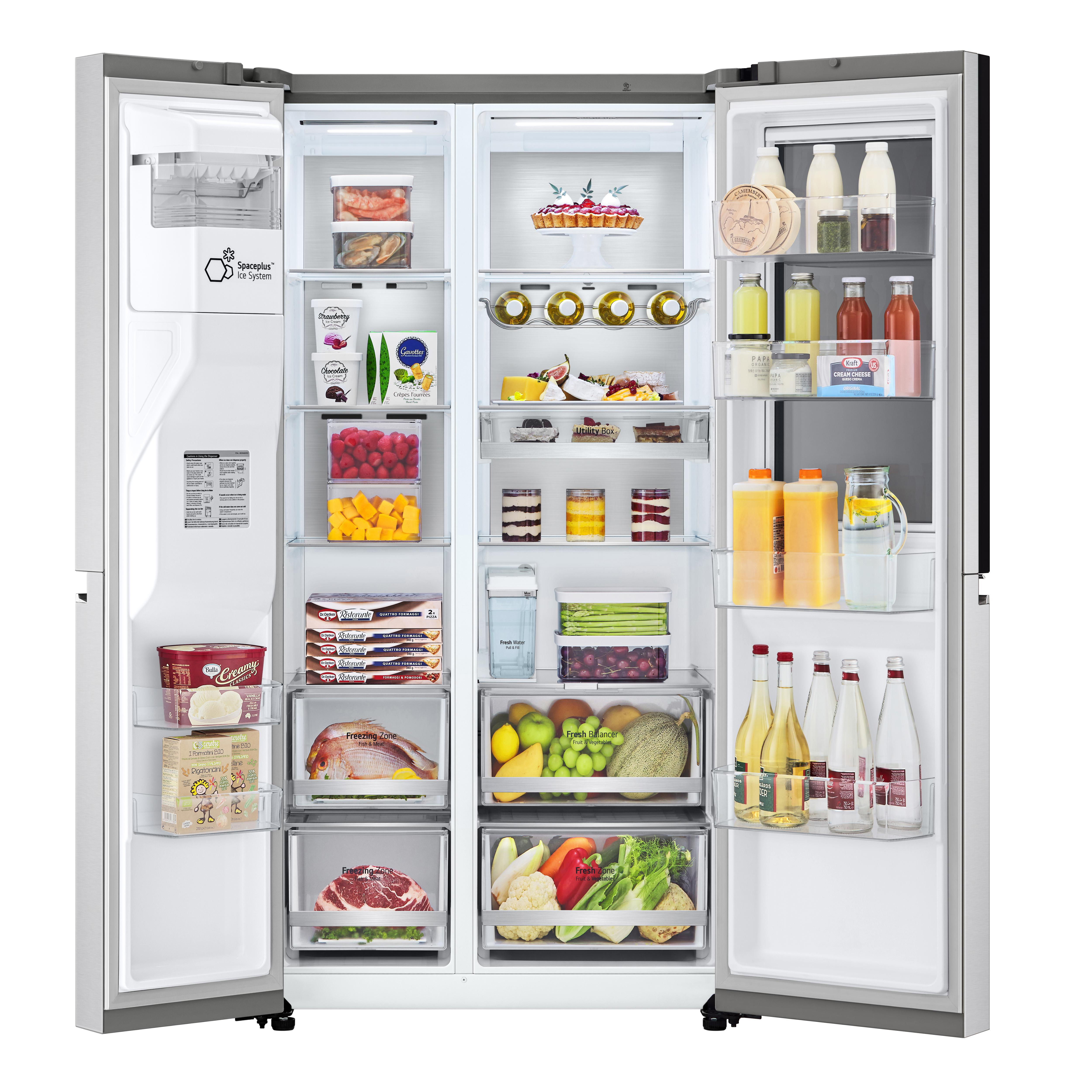 Offener Kühlschrank mit Lebensmitteln. Glasböden, Schubladen und verschiedene Lebensmittel.