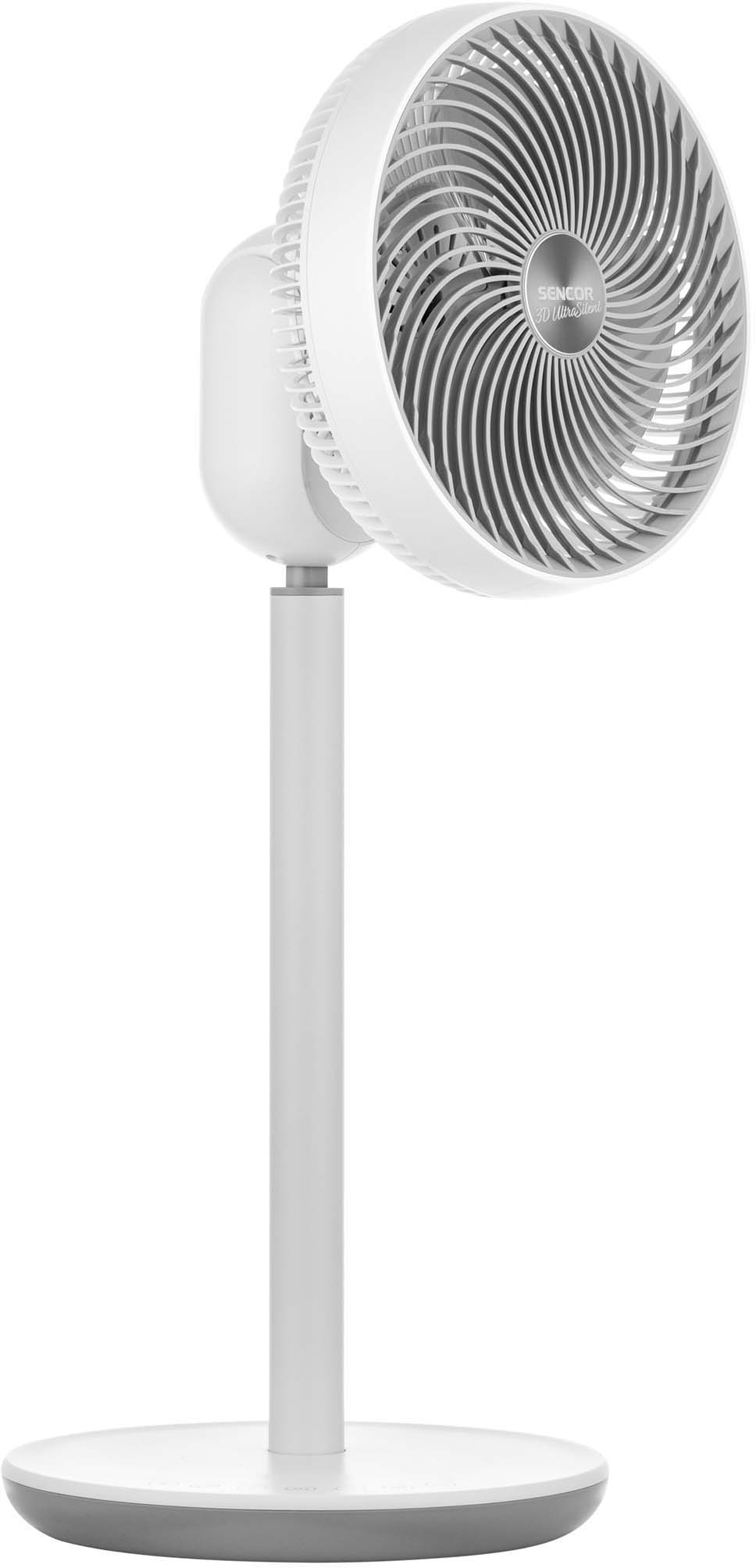 Fehér és szürke álló ventilátor. A ventilátor fehér, szürke lapátokkal, fehér állvánnyal és alappal.