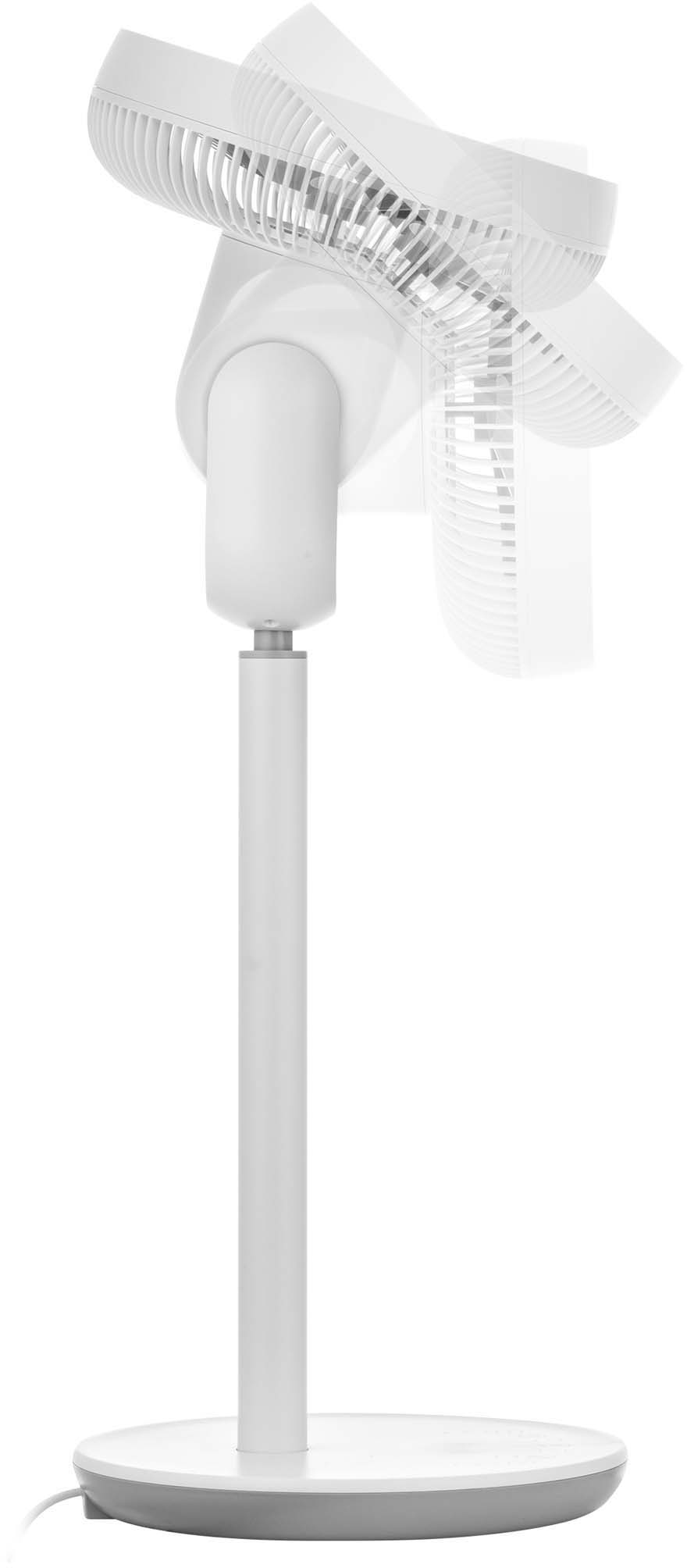 Egy fehér elektromos ventilátor állvánnyal.