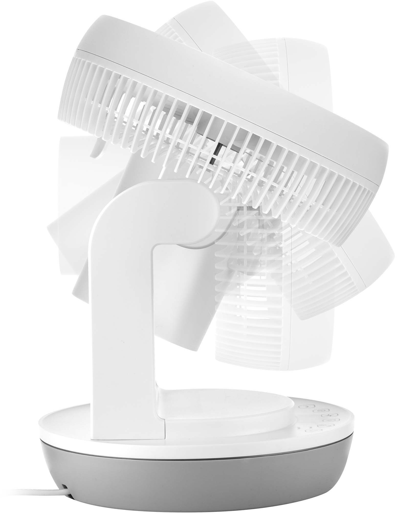 Fehér oszcilláló ventilátor. Az alap szürke. A lapátok mozgásban láthatók.