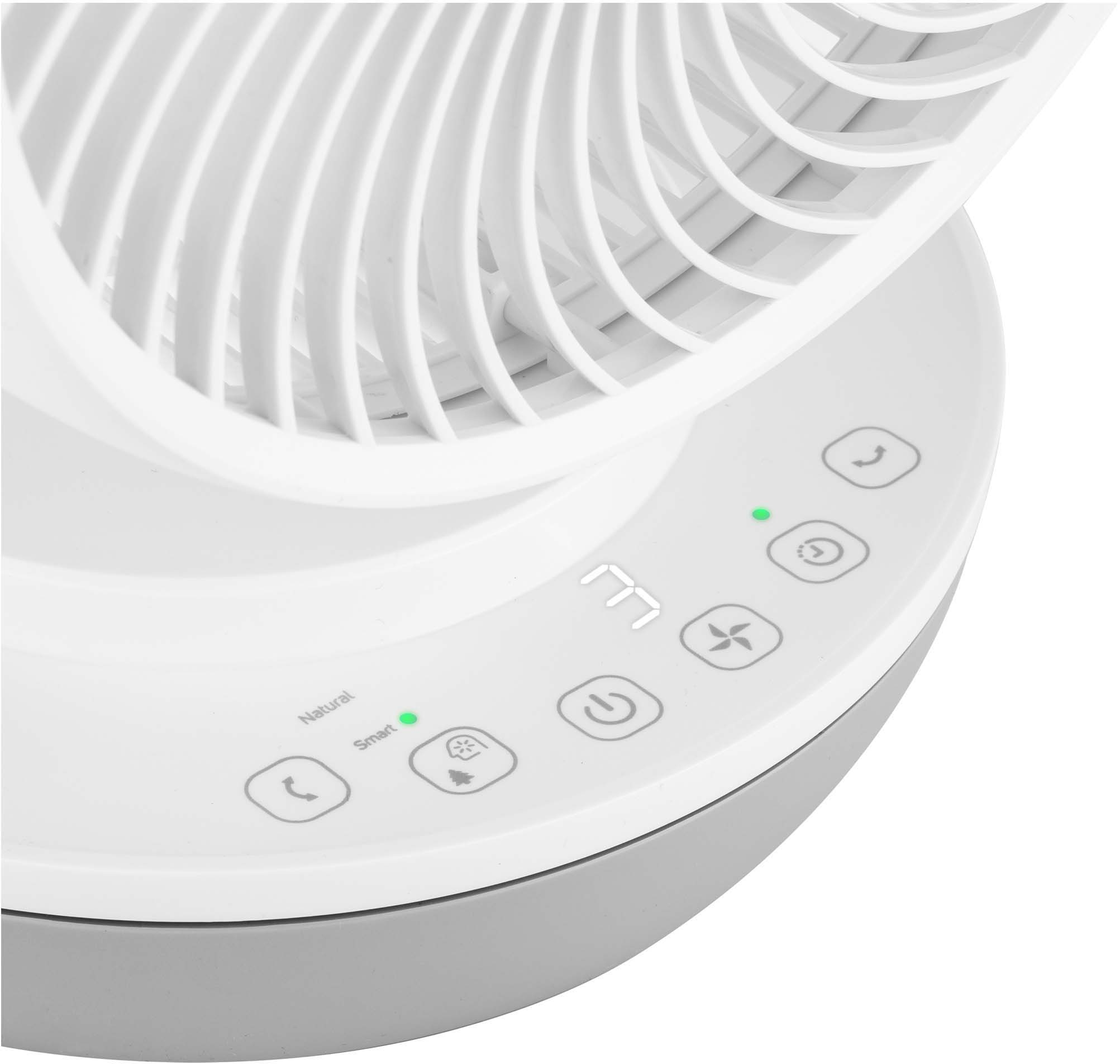 Fehér és szürke ventilátor vezérlőpanellel. A ventilátor be van kapcsolva.