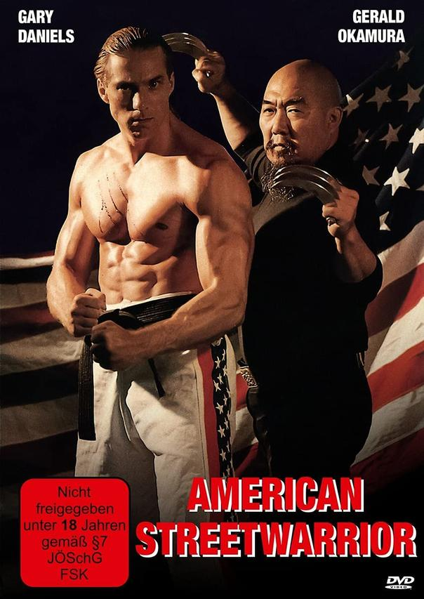 DVD-Cover: Zwei Männer blicken den Betrachter an. Einer ist oben ohne, der andere hält Messer. Titel: American Streetwarrior.