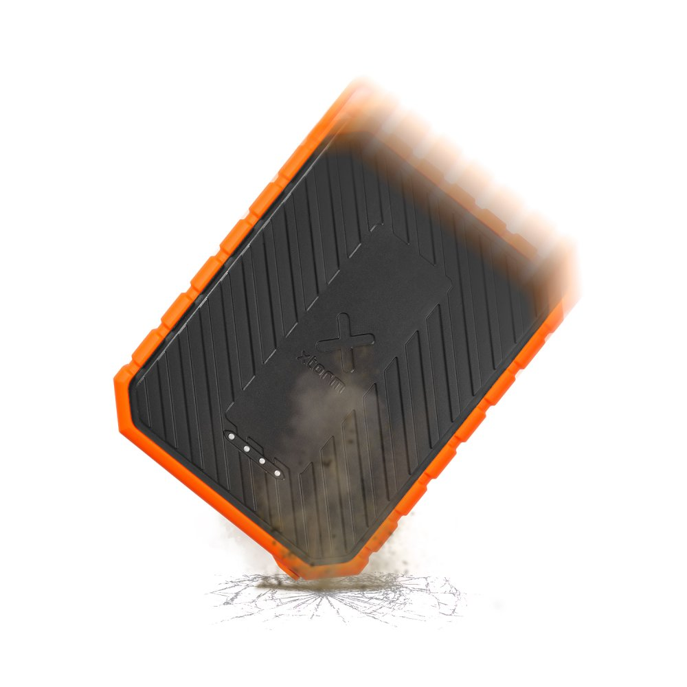 Schwarze und orangefarbene externe Festplatte mit weißem Hintergrund. Die Festplatte fällt.