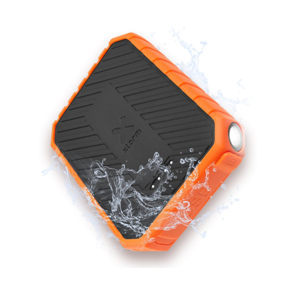 Eine orangefarbene, robuste, wasserdichte Powerbank mit Wasserspritzern auf weißem Hintergrund.