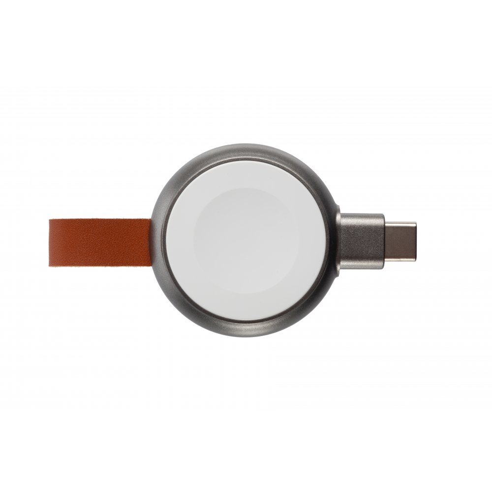 Ein silbernes Apple Watch Ladegerät mit braunem Lederarmband auf weißem Hintergrund.