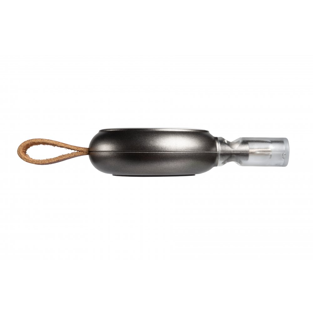 Dunkelgrauer und silberner tragbarer Vernebler mit brauner Lederschlaufe. Die Düse ist transparent.
