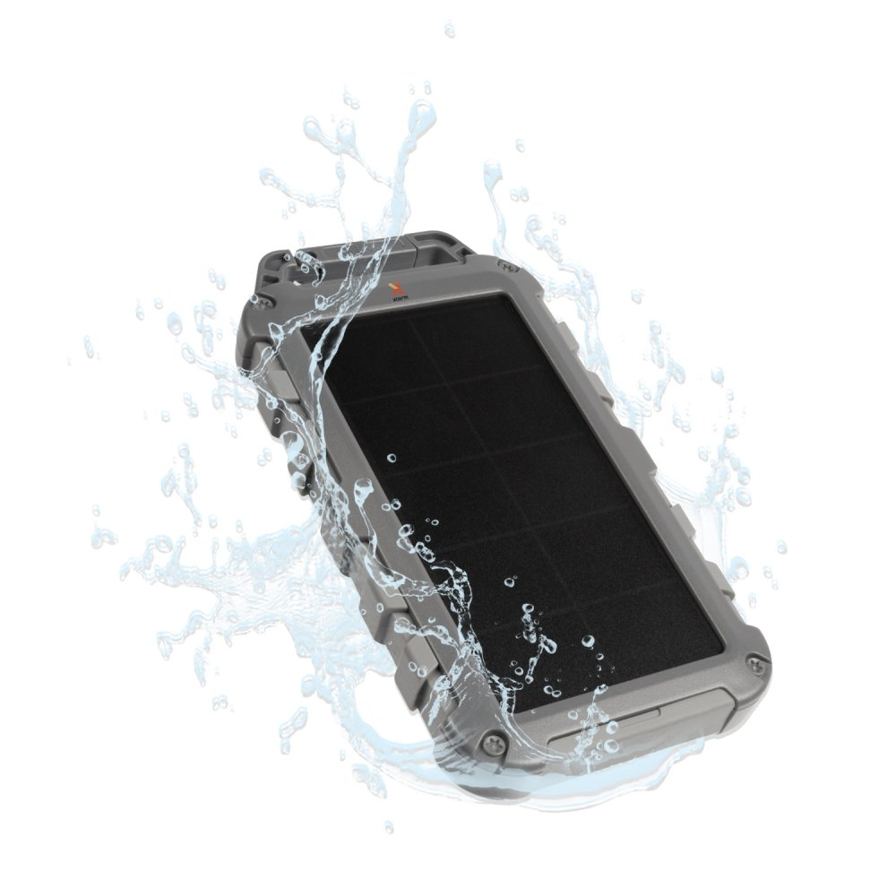 Graue, robuste Solar-Powerbank mit spritzendem Wasser darum herum.