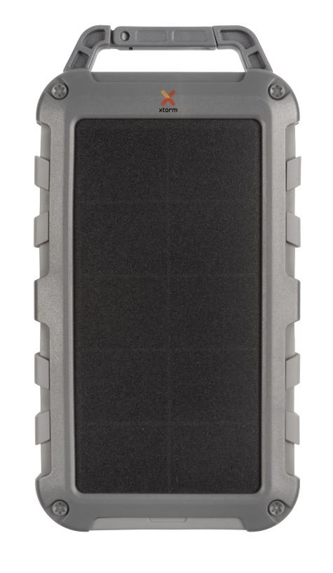 Ein graues rechteckiges tragbares Solarladegerät mit schwarzem Panel. Es hat einen Griff und das Logo X am Griff.