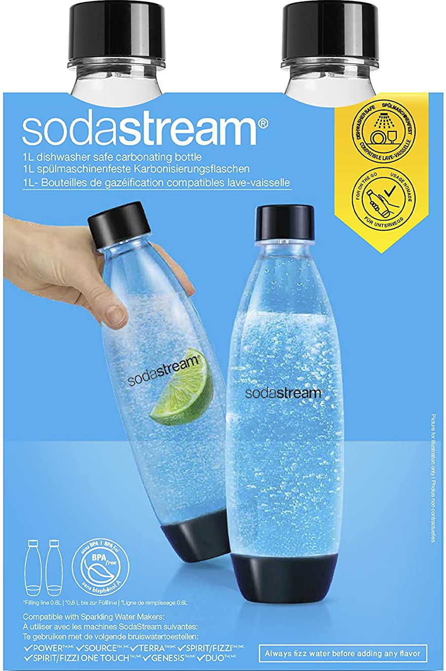 SodaStream-flessen met een limoenschijfje, zwarte doppen en een blauwe achtergrond.