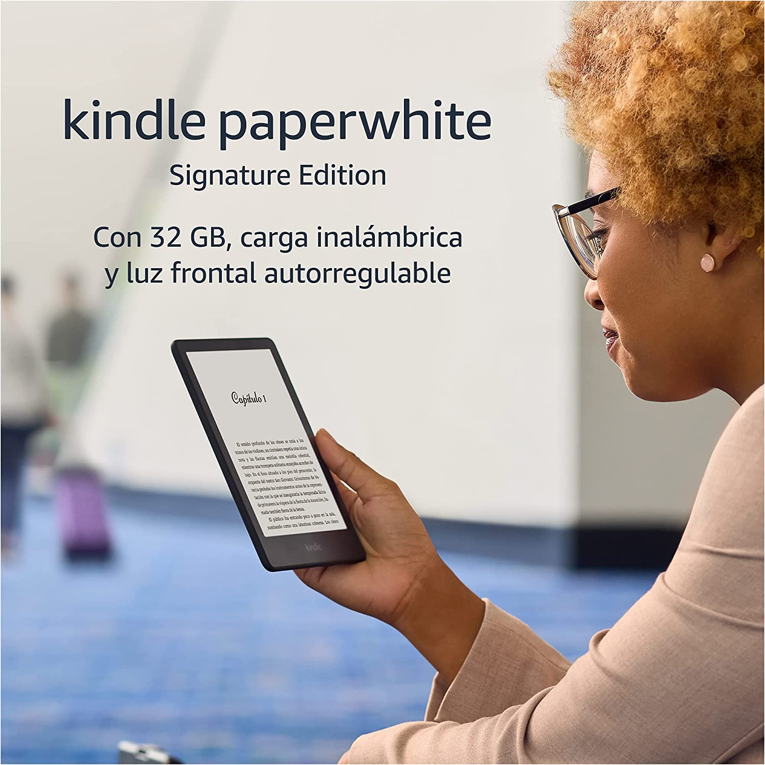 Una mujer sosteniendo un Kindle Paperwhite, el texto en español es visible.