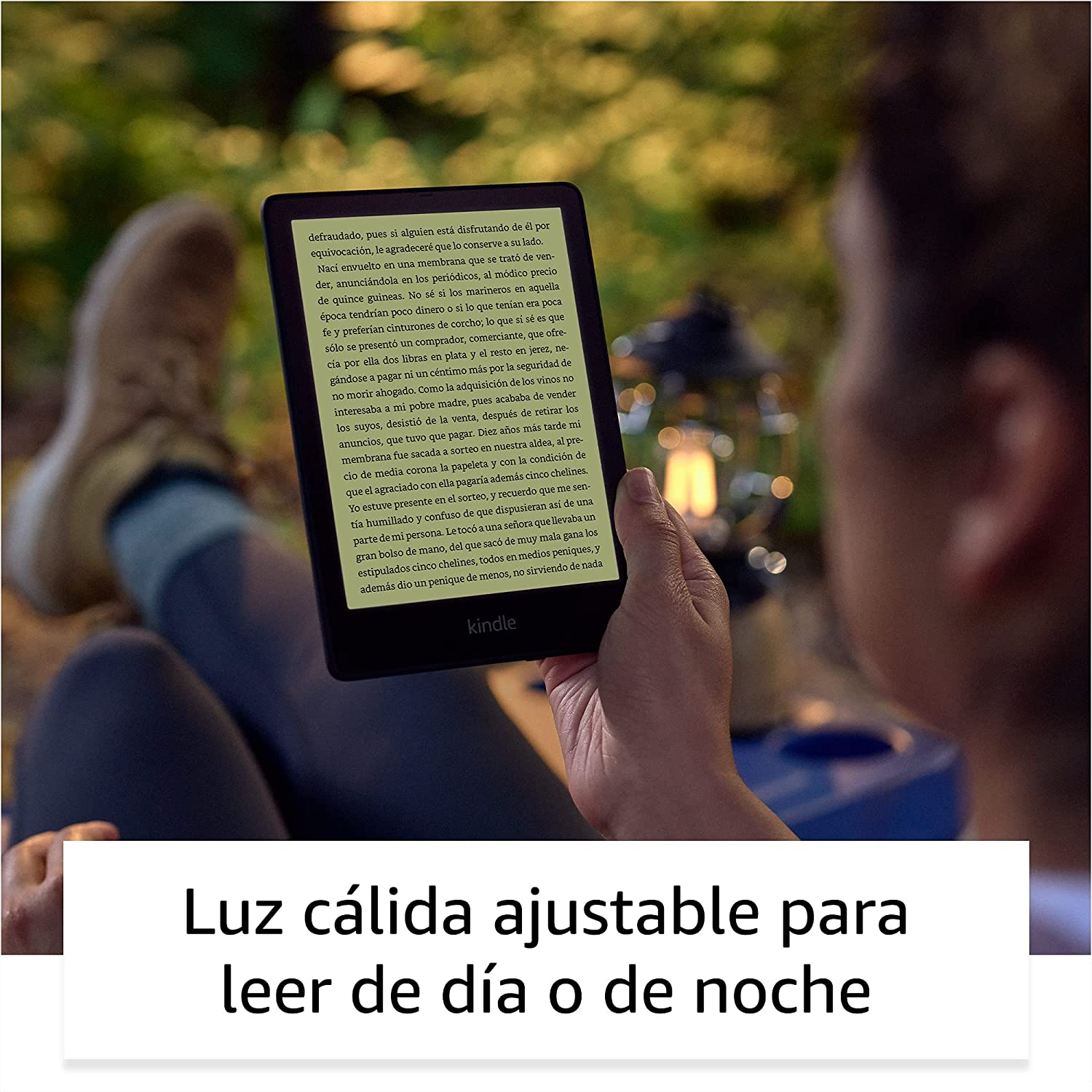 Persona sosteniendo un Kindle. Texto en español sobre luz ajustable.