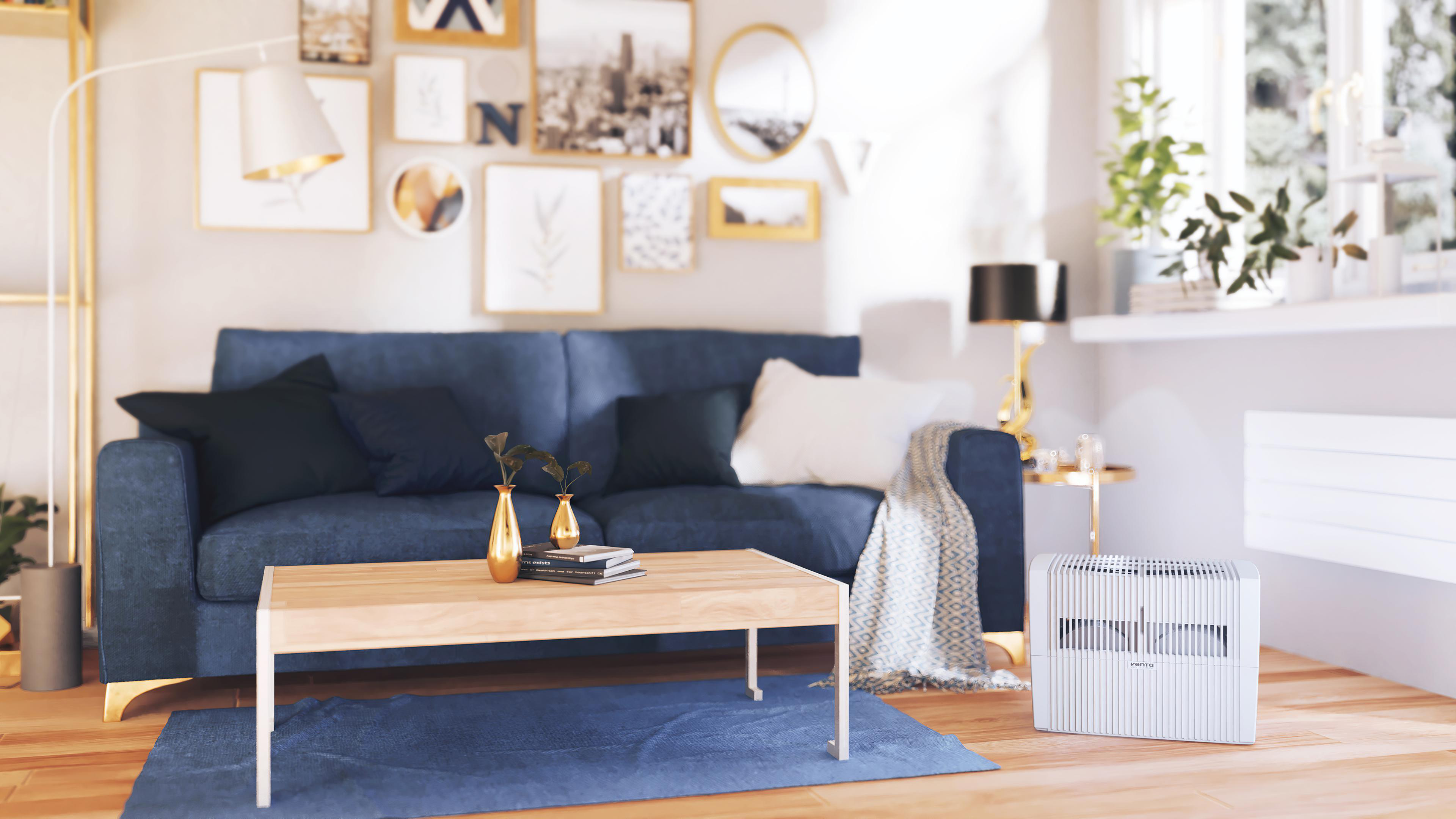 Wohnzimmerszene mit blauem Sofa, goldener Dekoration und weißem Heizelement.