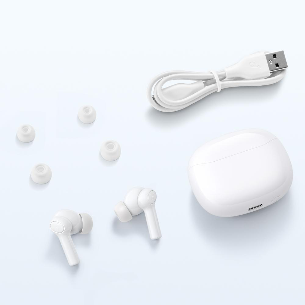 Weiße Ohrhörer, Ladecase und Kabel auf weißer Oberfläche. Es gibt auch zusätzliche Ohrstöpsel.