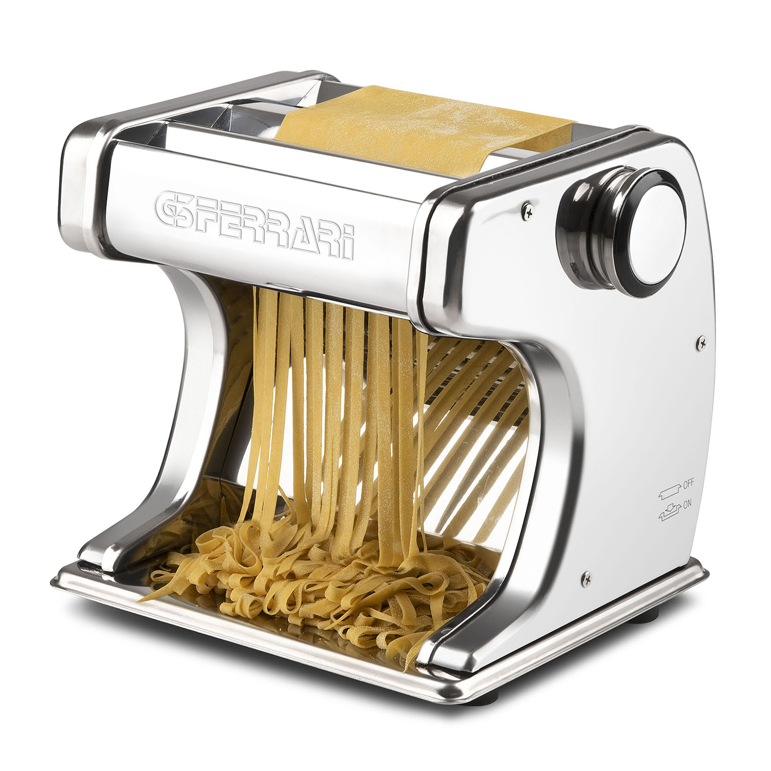 Una macchina per la pasta in acciaio inossidabile con tagliatelle che escono. La pasta è fresca.