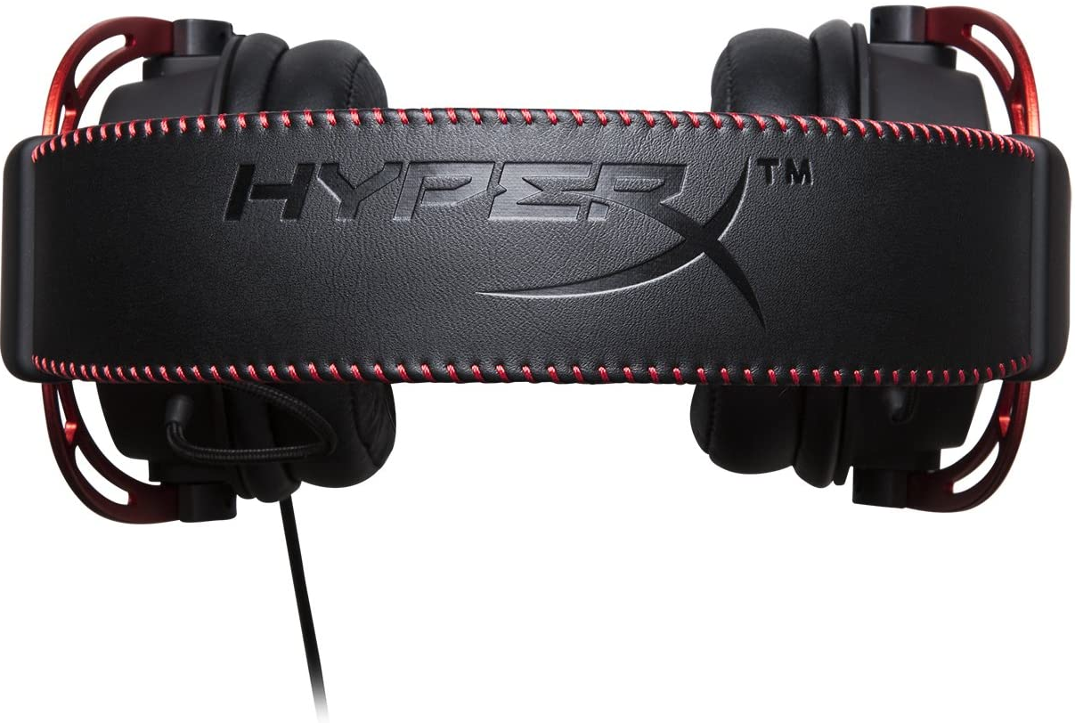 Schwarzes HyperX Gaming-Headset mit roten Nähten und Zierleisten, weißer Hintergrund.
