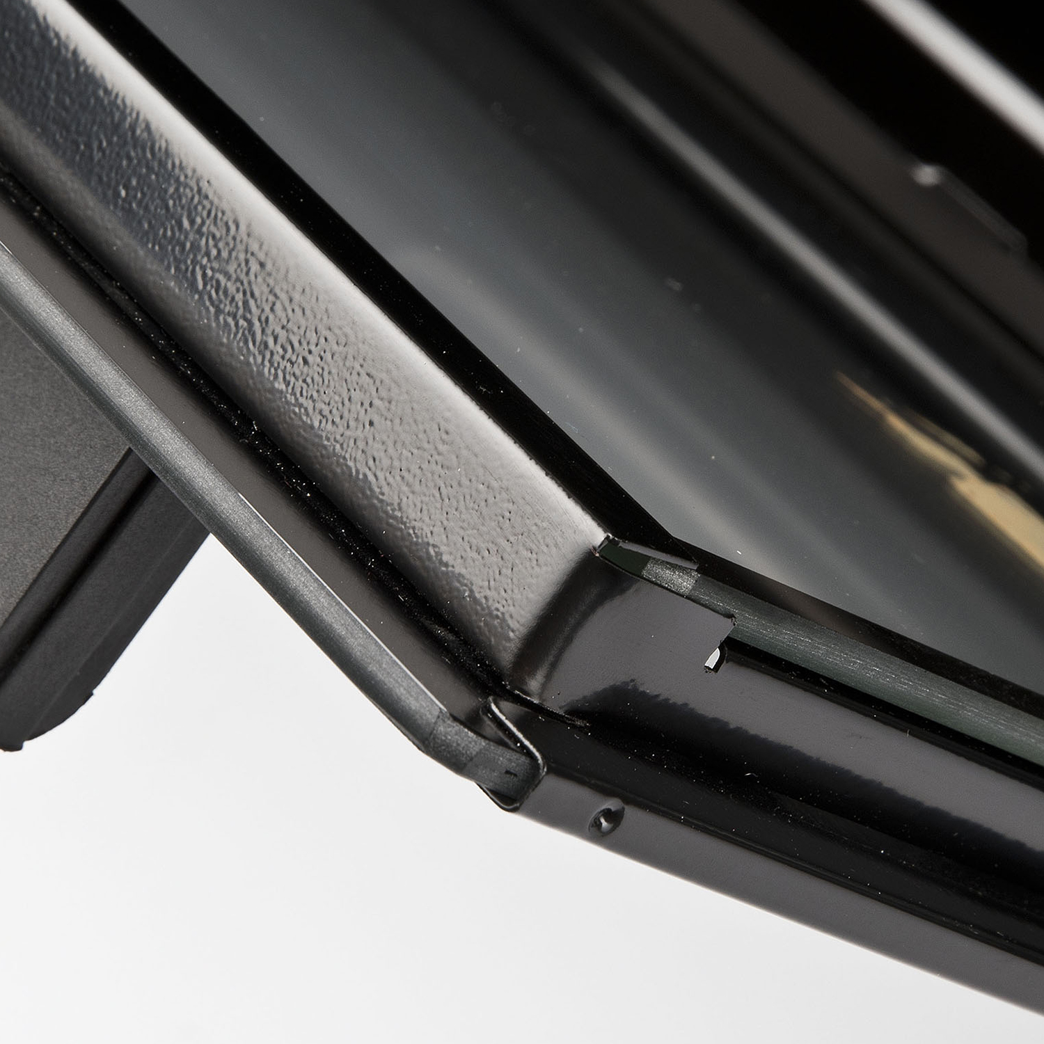 Primo piano di una cassetta degli attrezzi nera, che mostra l'angolo e i dettagli metallici.