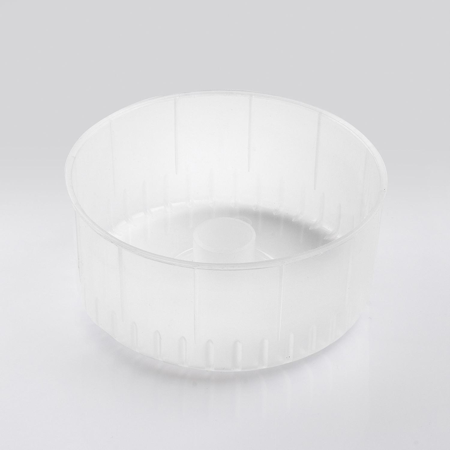 Una ruota per criceti trasparente su sfondo bianco.