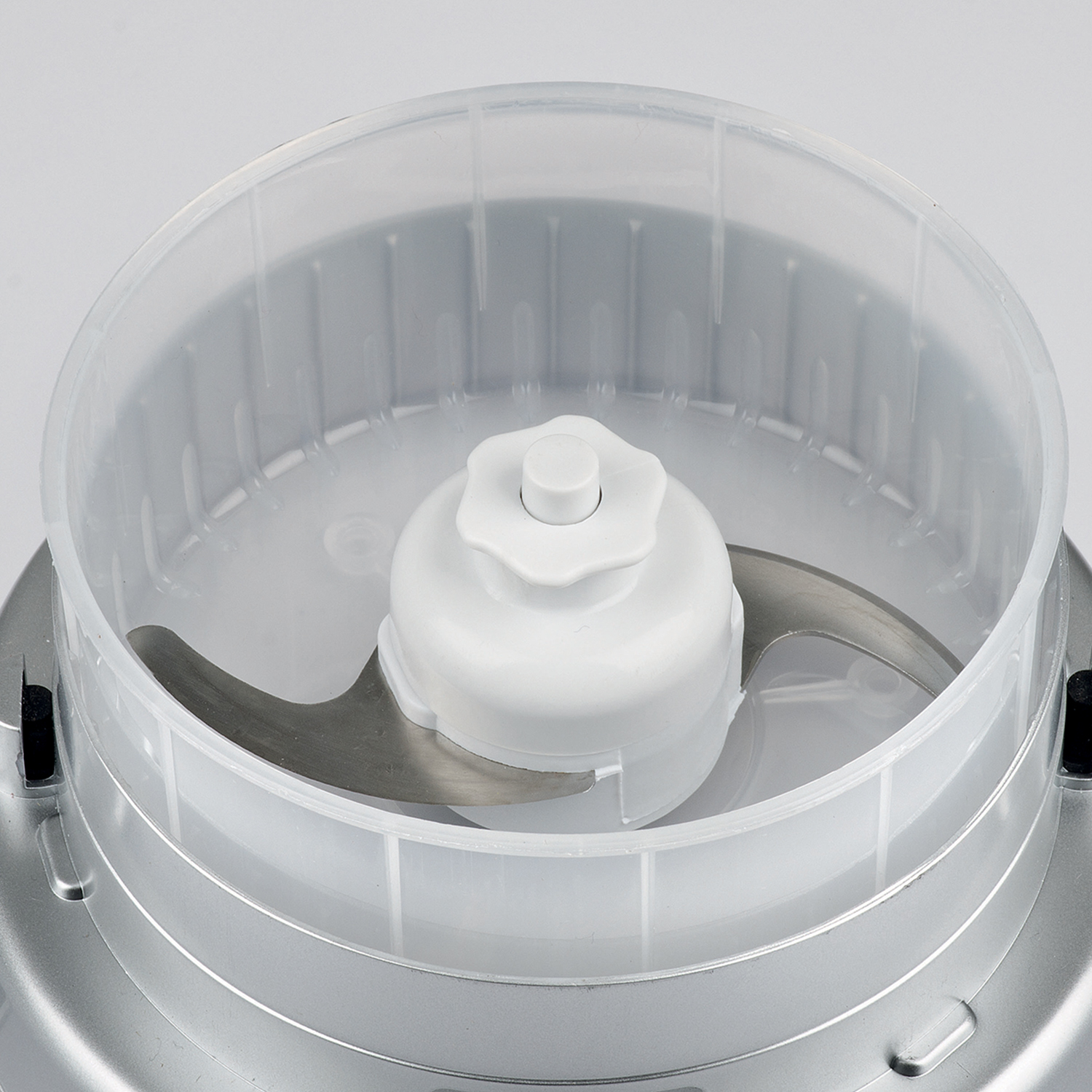 Robot da cucina con una lama e un coperchio di plastica trasparente, sfondo bianco.