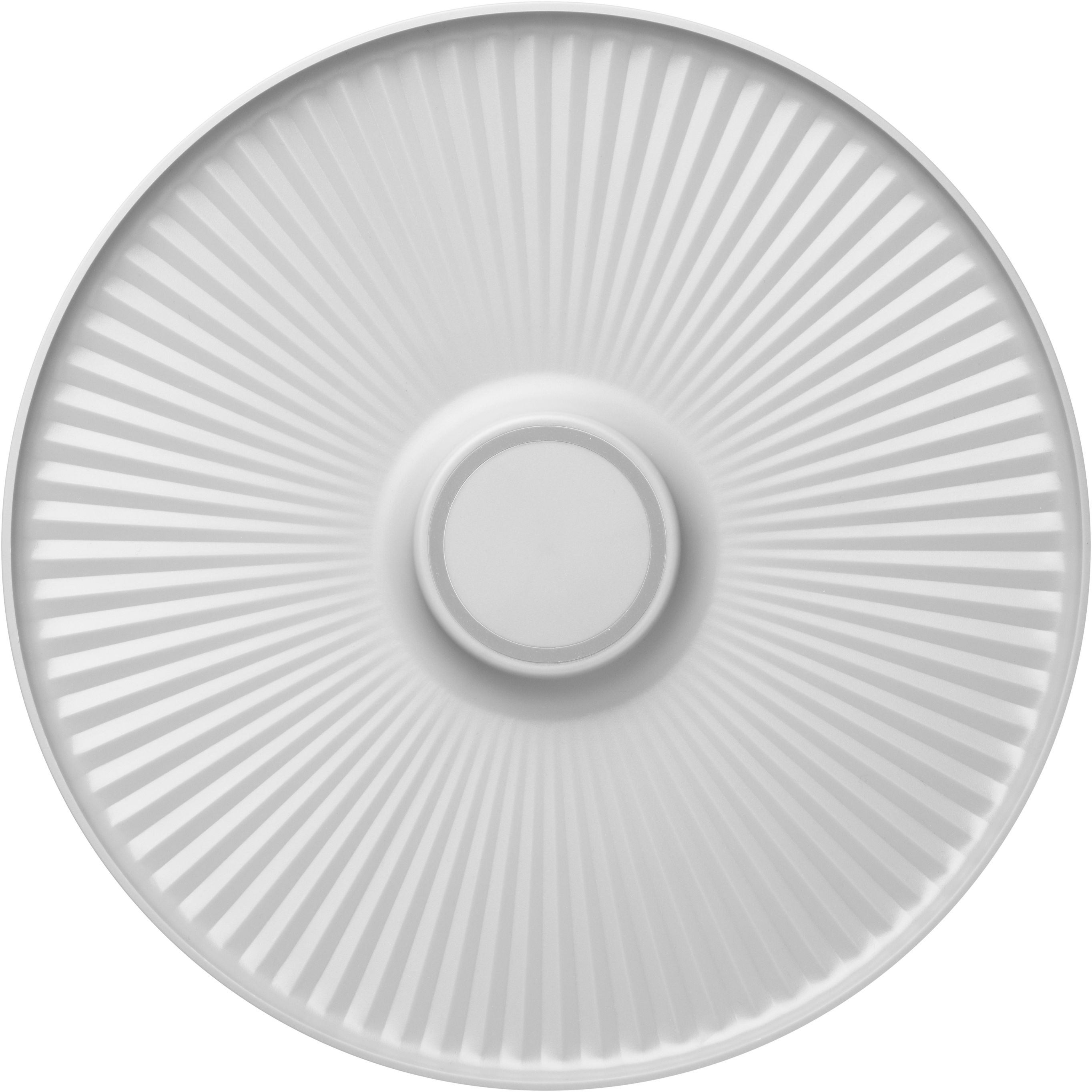 Un plafonnier blanc avec des rainures radiales et un motif circulaire central, sur fond blanc.
