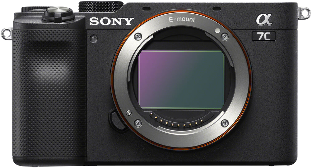 Fekete Sony Alpha 7C kamera. Az objektív középen van, látható az E-mount gyűrű.