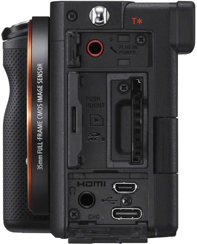 Fekete kamera oldalsó nézete, több porttal: HDMI, töltés és egyéb bemenetek. 35 mm-es full-frame érzékelő.