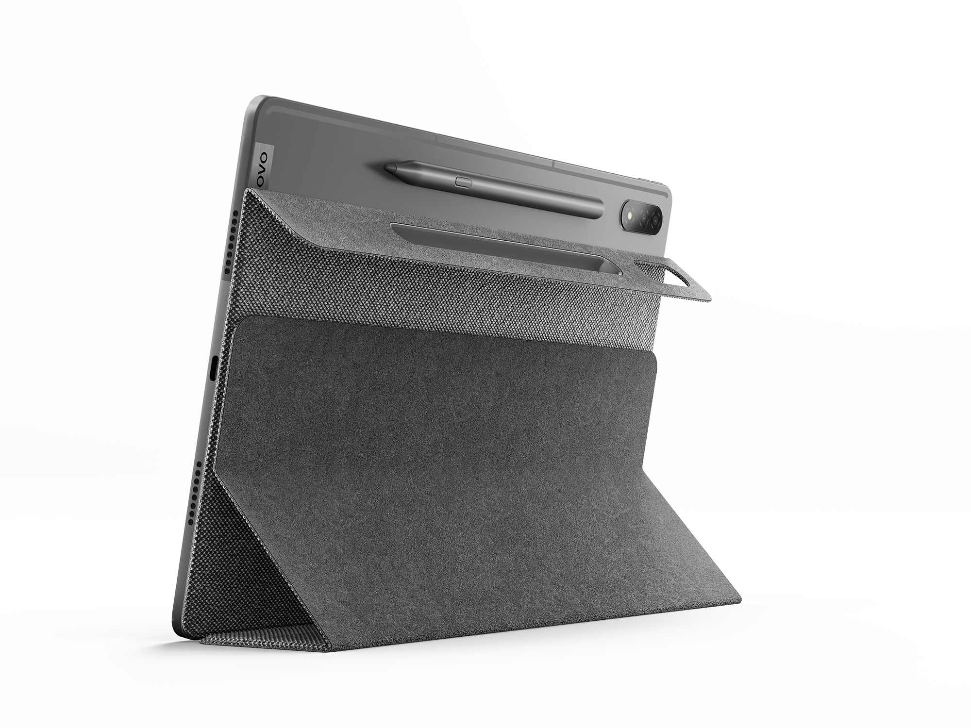 Tablet met pen in hoes, grijze kleur, schuine weergave, zwarte achtergrond.