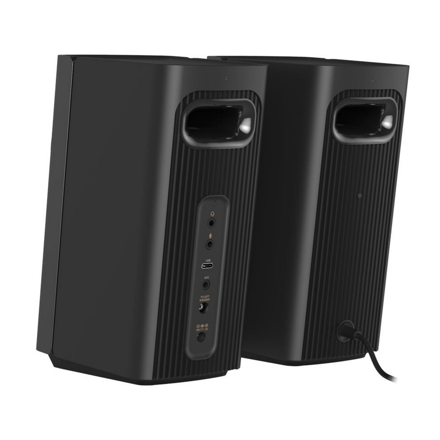 Dos altavoces negros. Tienen una parte delantera acanalada y varios puertos y botones en la parte trasera.
