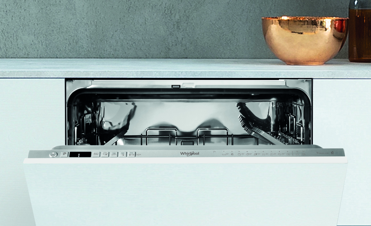 Fehér mosogatógép nyitott ajtóval. A belseje rozsdamentes acél.
