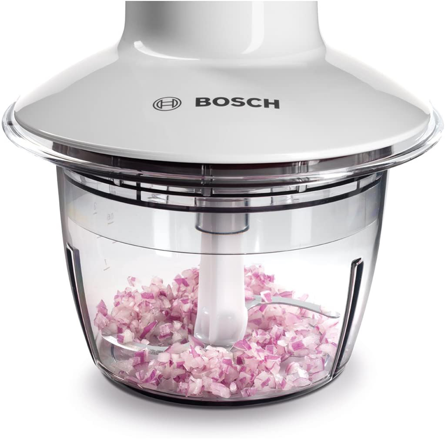 Un tritatutto Bosch bianco con cipolle rosse tritate all'interno di un contenitore trasparente.