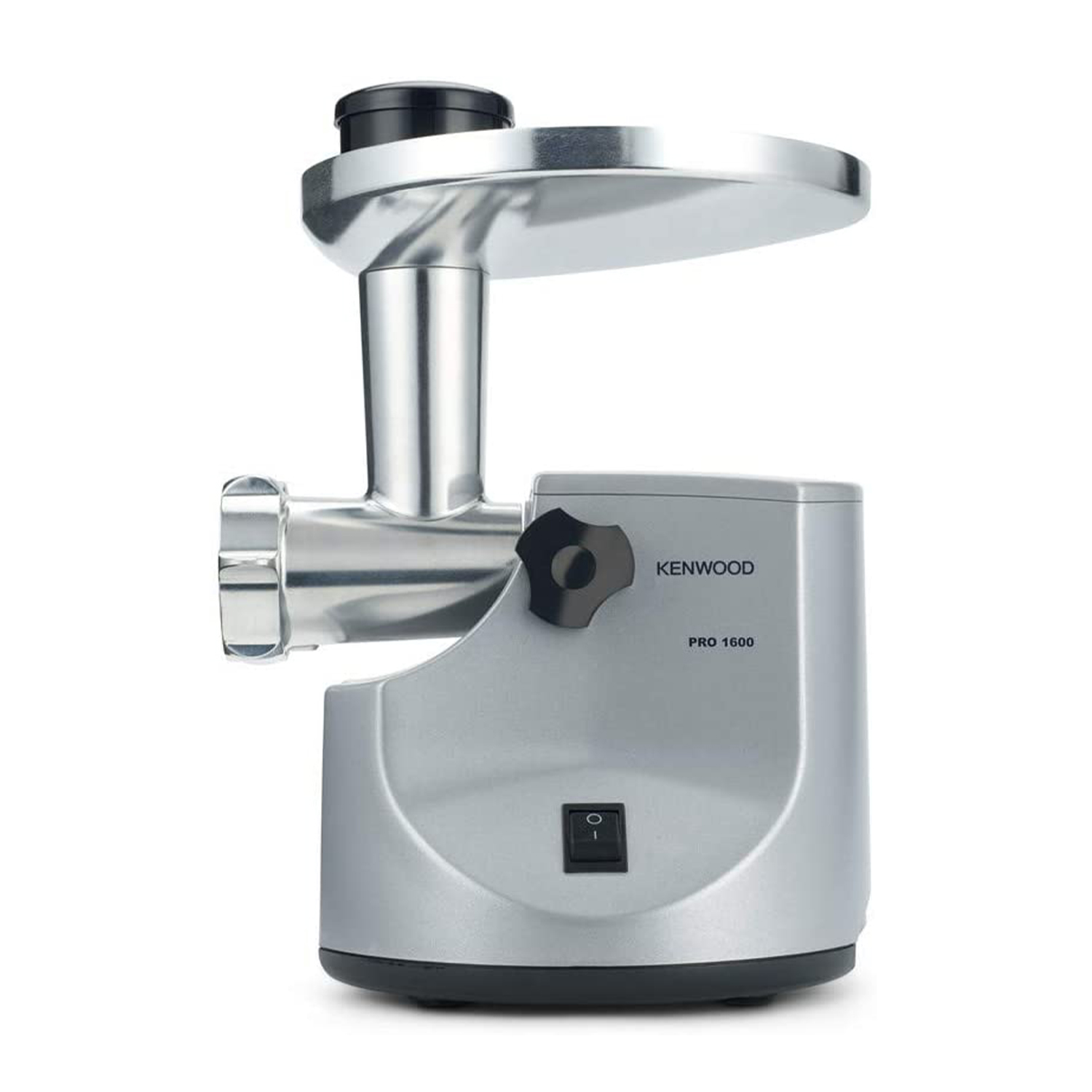 Tritacarne Kenwood argentato su sfondo bianco. Ha un interruttore nero.