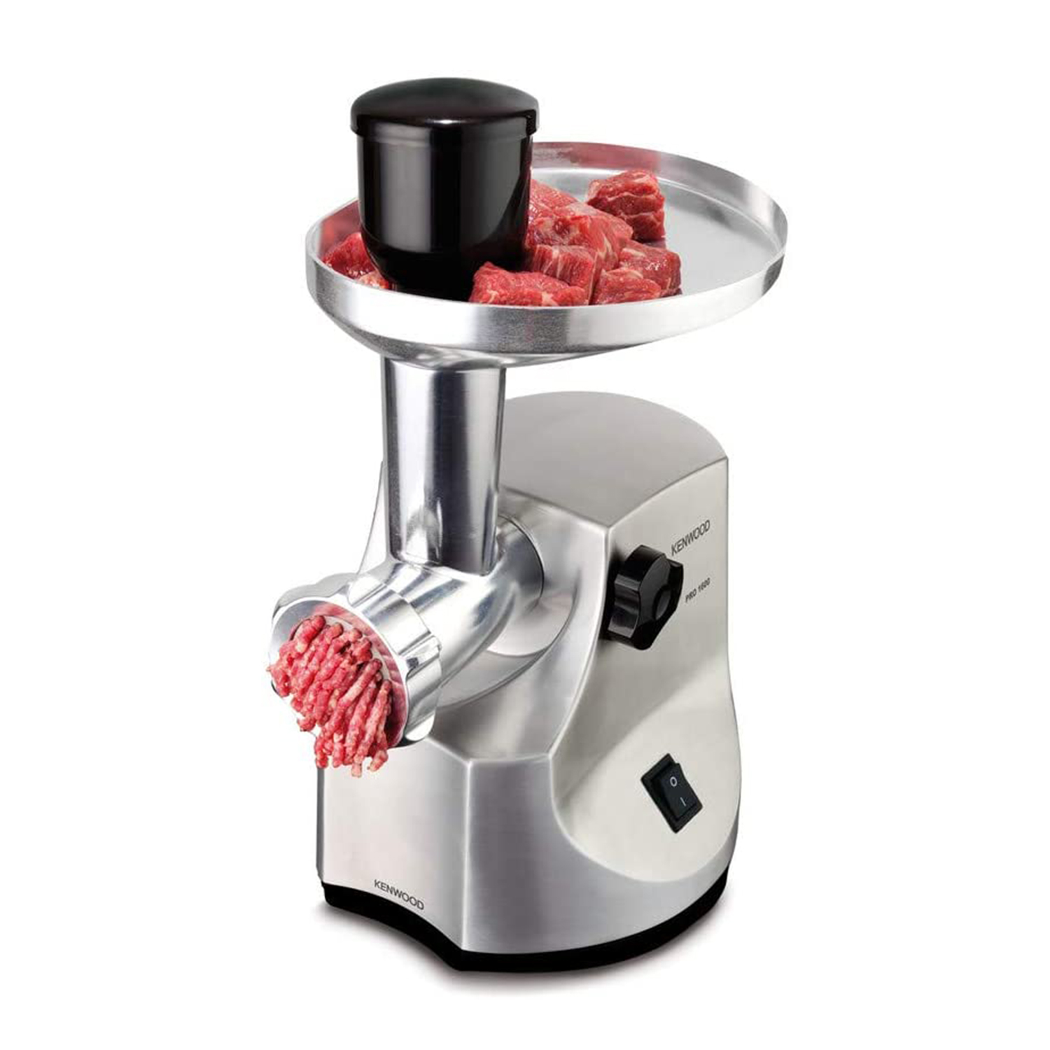 Un tritacarne Kenwood con carne cruda in alto e carne macinata che esce dalla parte anteriore.