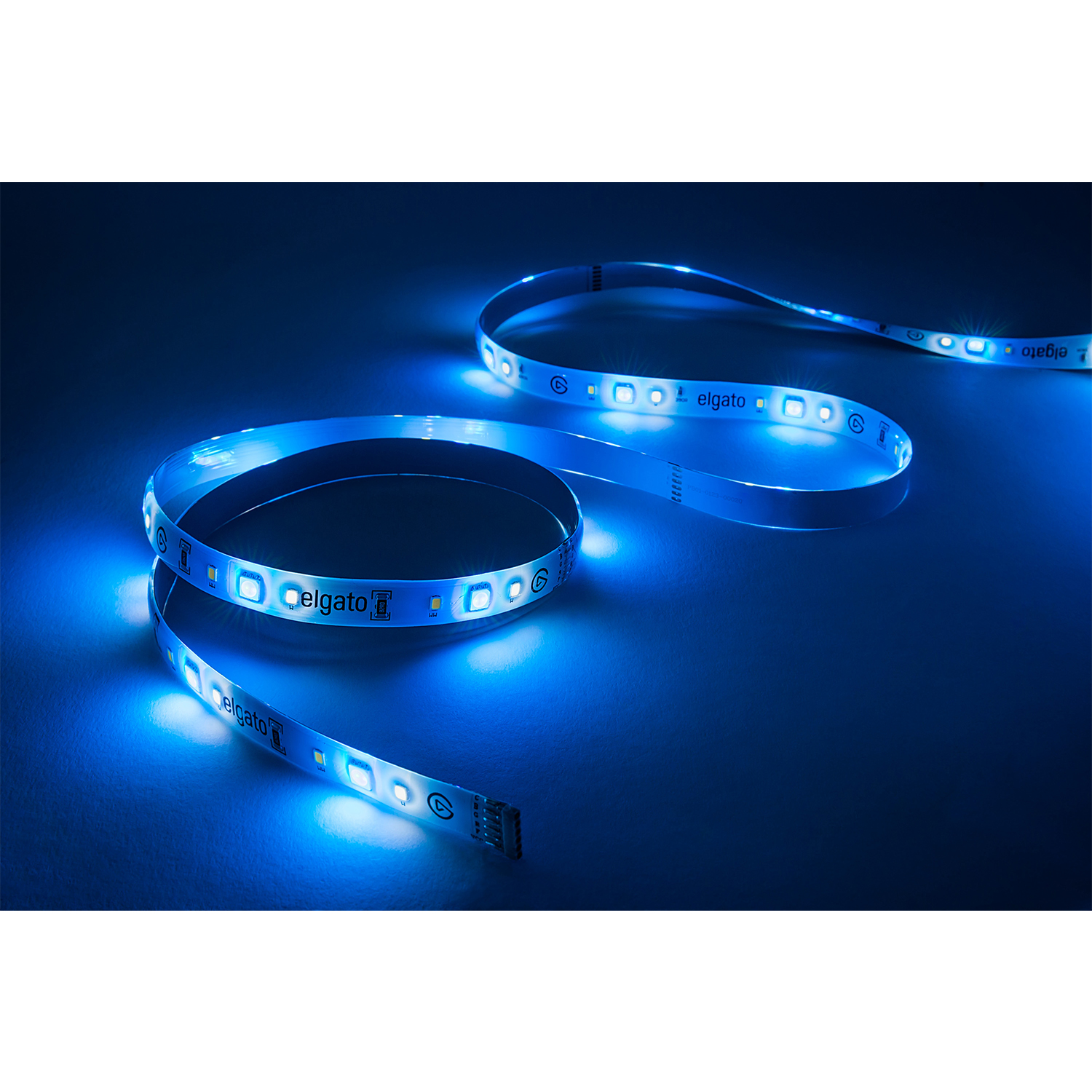 Strisce luminose a LED blu, marca 'elgato'. Le luci sono su una superficie scura.