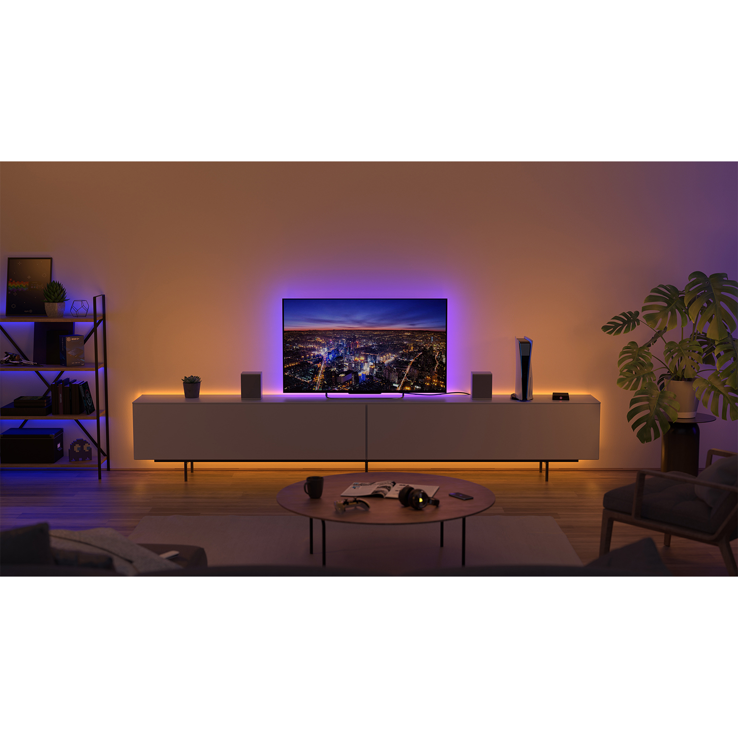 Un soggiorno con TV e luci colorate. Sono visibili anche una mensola nera, un tavolo e un divano.