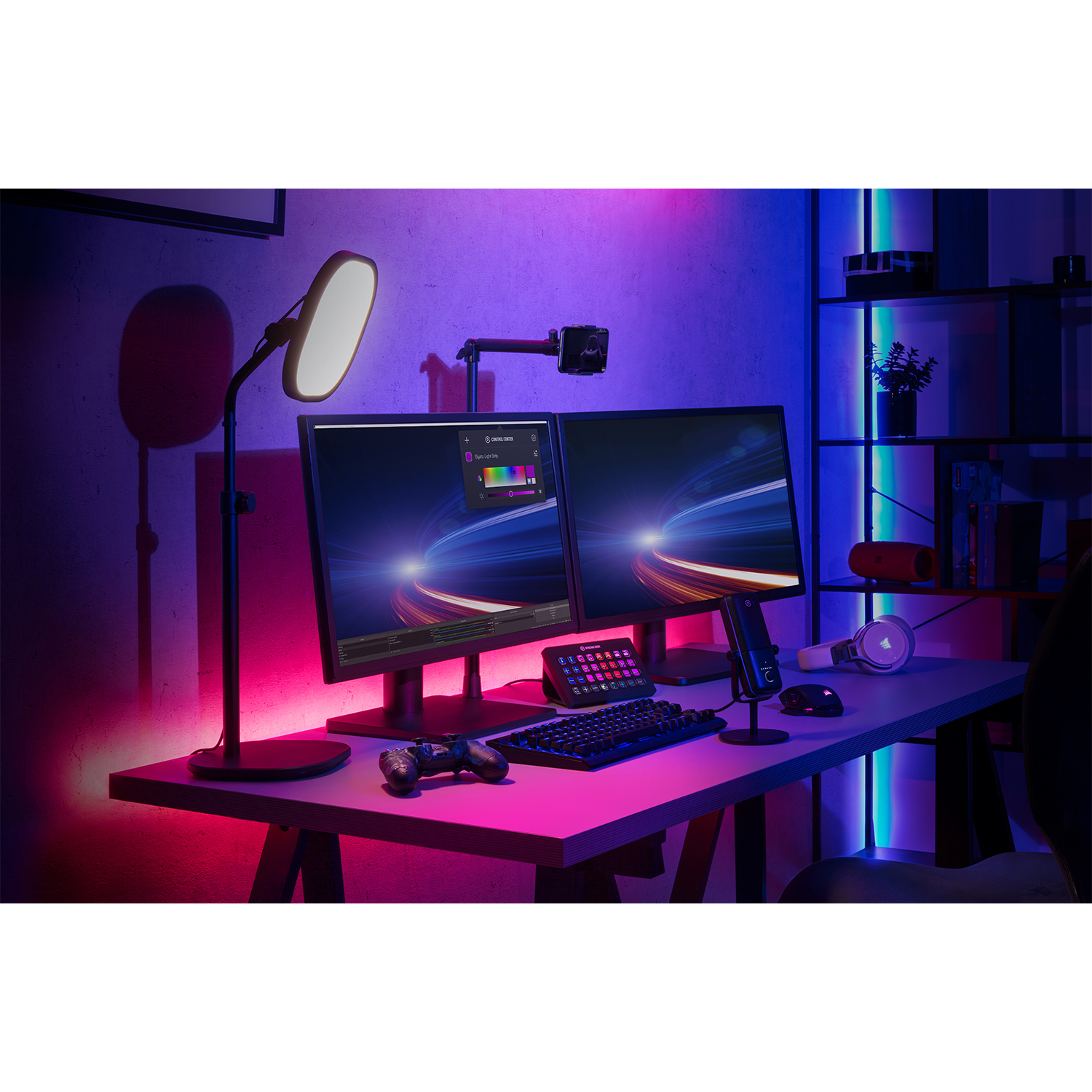 Configurazione di gioco con due monitor, tastiera, mouse e illuminazione.