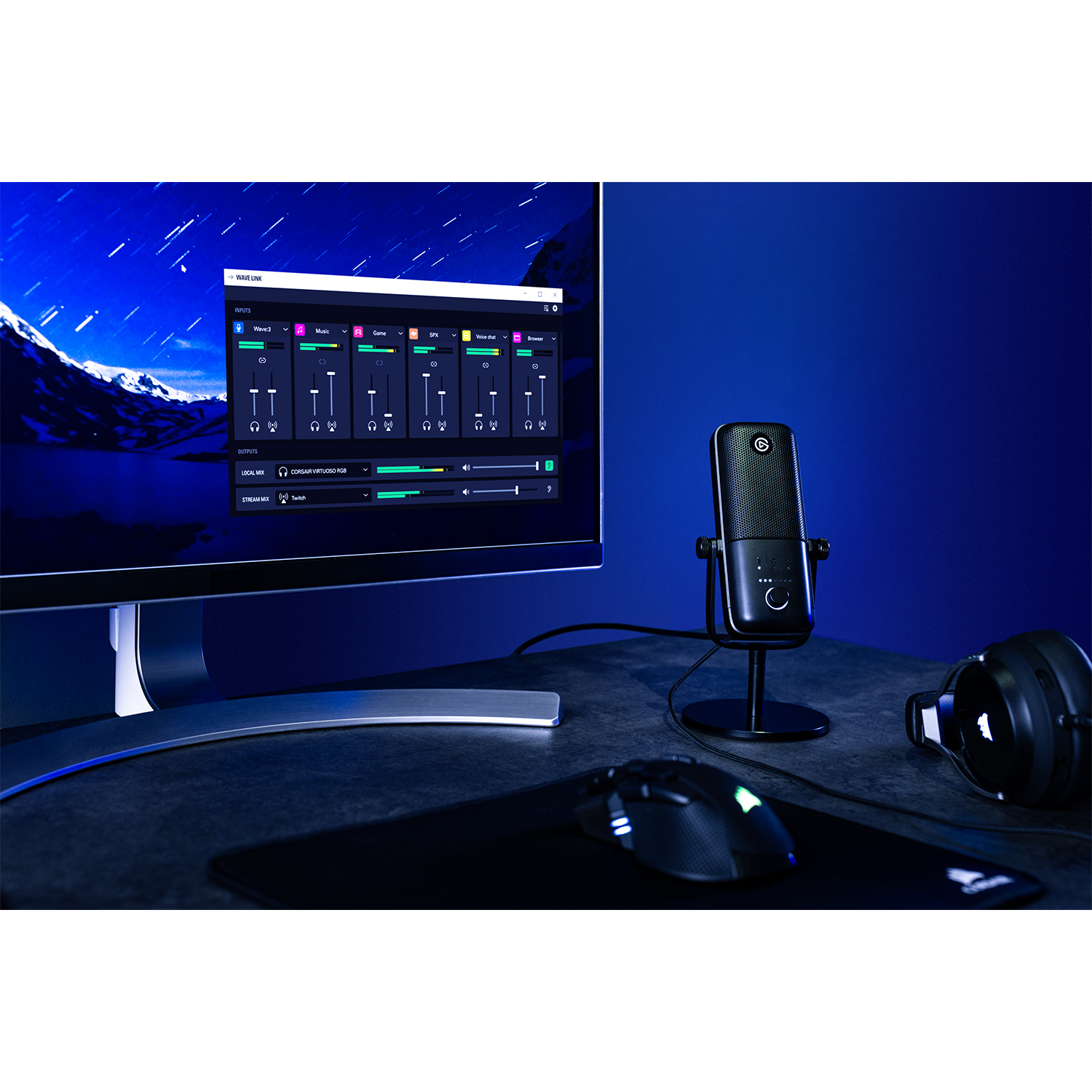 Un microfono su un supporto e uno schermo di computer con impostazioni audio.