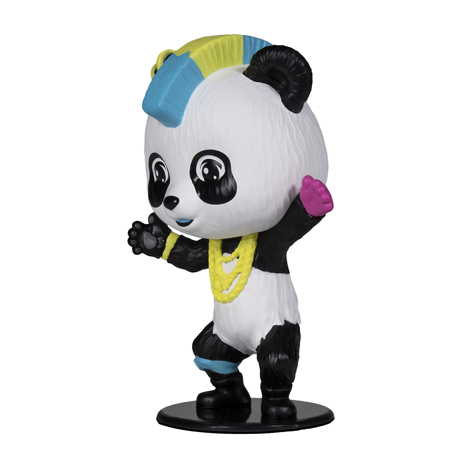 Una statuina di panda in posa da ballo. Ha un mohawk e una catena d'oro.