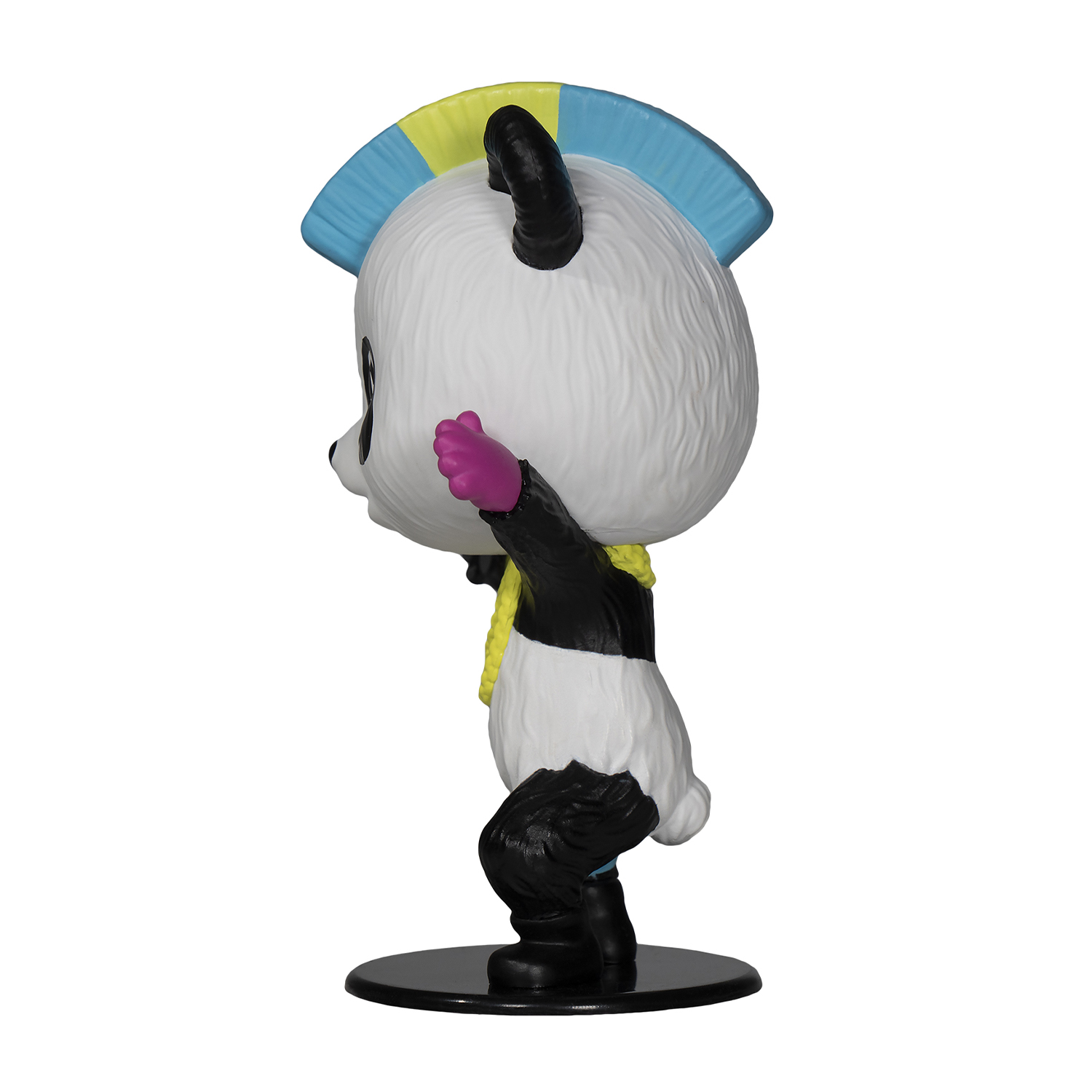 Una statuetta di panda con una sciarpa gialla e un cappello blu è vista di lato, con le braccia alzate.