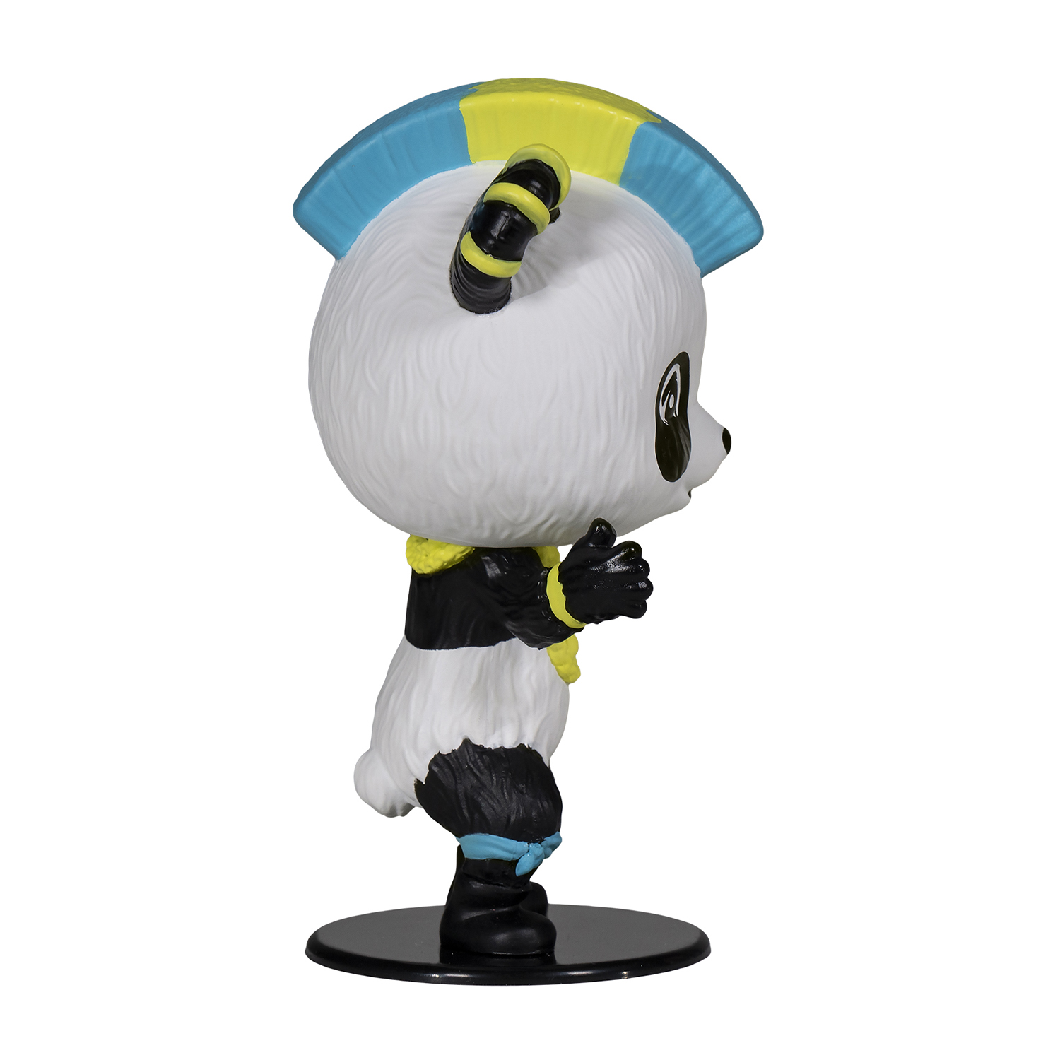 Una statuetta di panda con base nera. Ha un corpo bianco e dettagli neri e gialli.