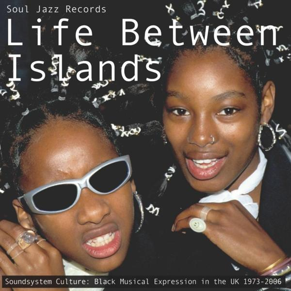 Pochette d'album avec deux femmes portant des lunettes de soleil et le texte : Life Between Islands.
