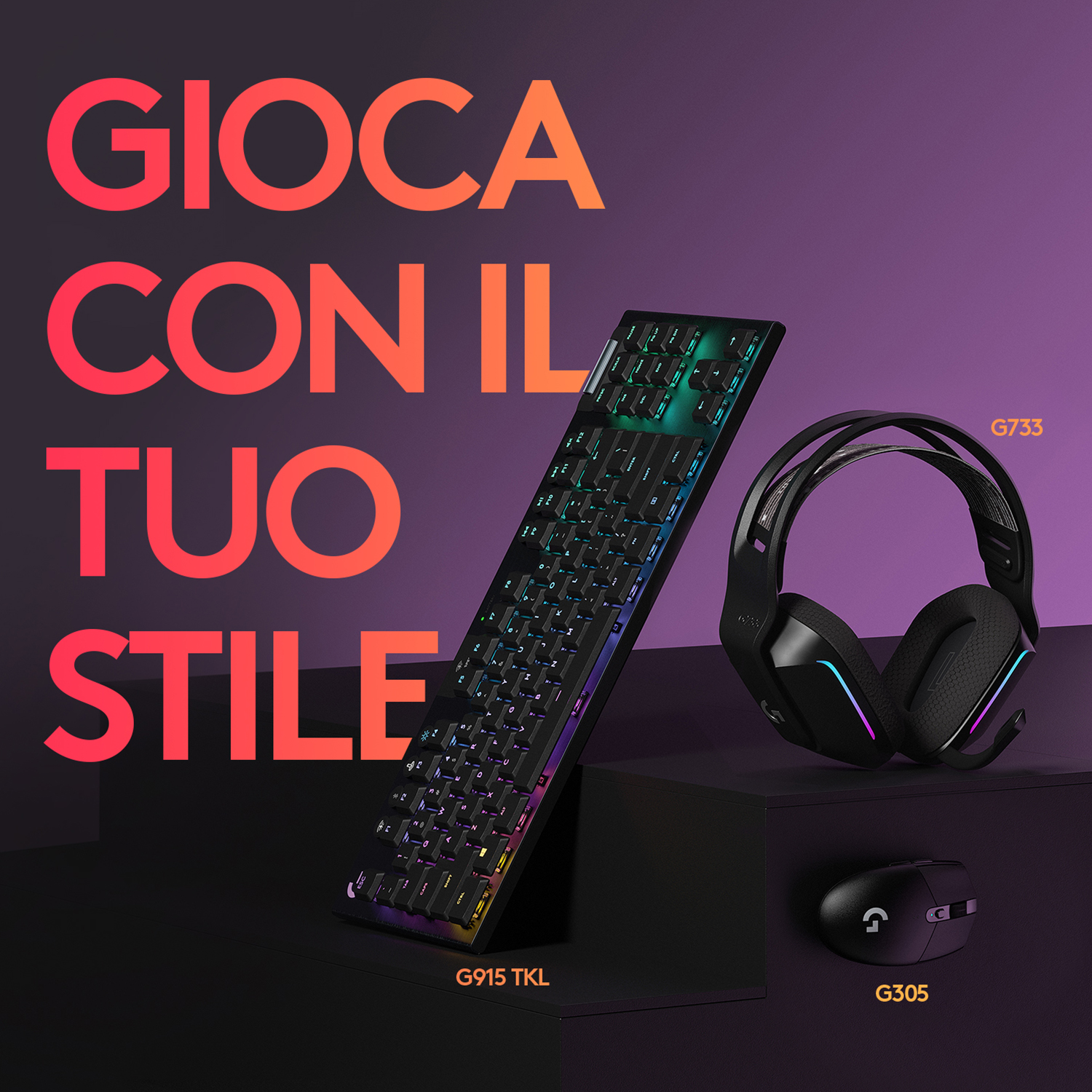 Configurazione di gioco con tastiera, mouse e cuffie. Il testo dice 'Gioca con il tuo stile'.
