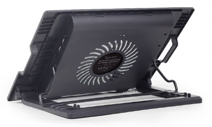 Egy fekete laptop hűtőpad a közepén lévő ventilátorral. Szögben van, tartóállvánnyal.