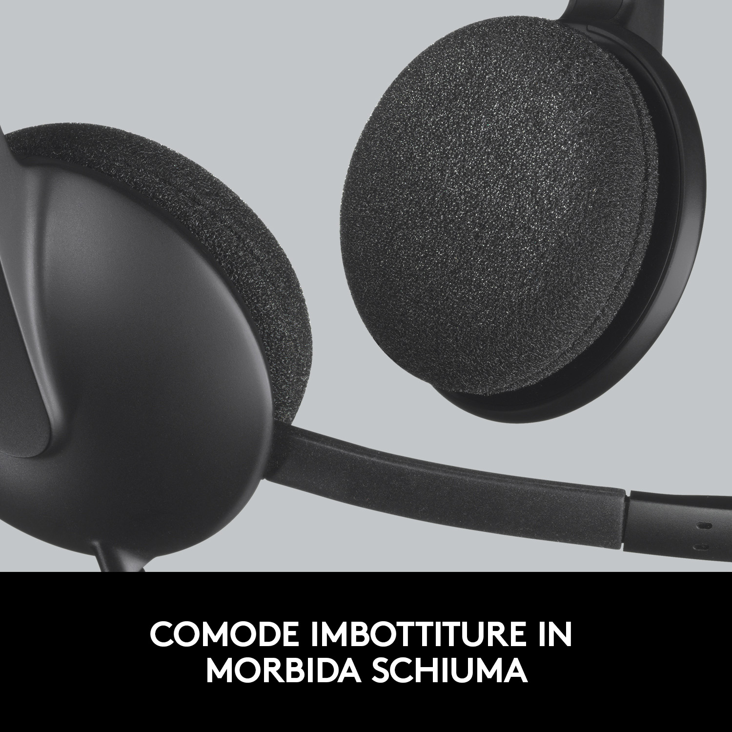 Primo piano di cuffie nere con imbottitura morbida. Testo: 'IMBOTTITURA CONFORTEVOLE IN MORBIDA SCHIUMA'.