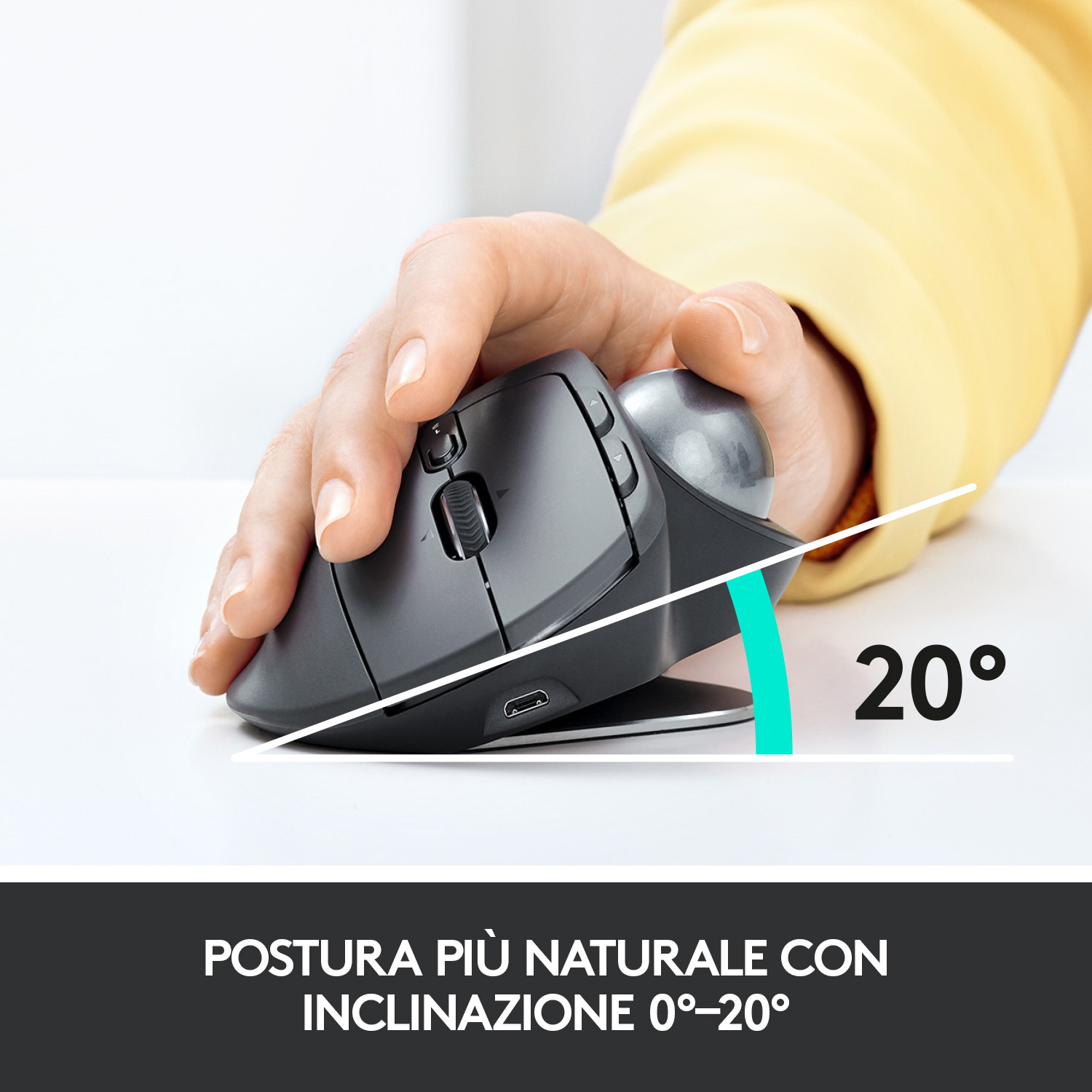 Persona che usa un mouse trackball grigio scuro, con una linea bianca e un angolo di 20°.