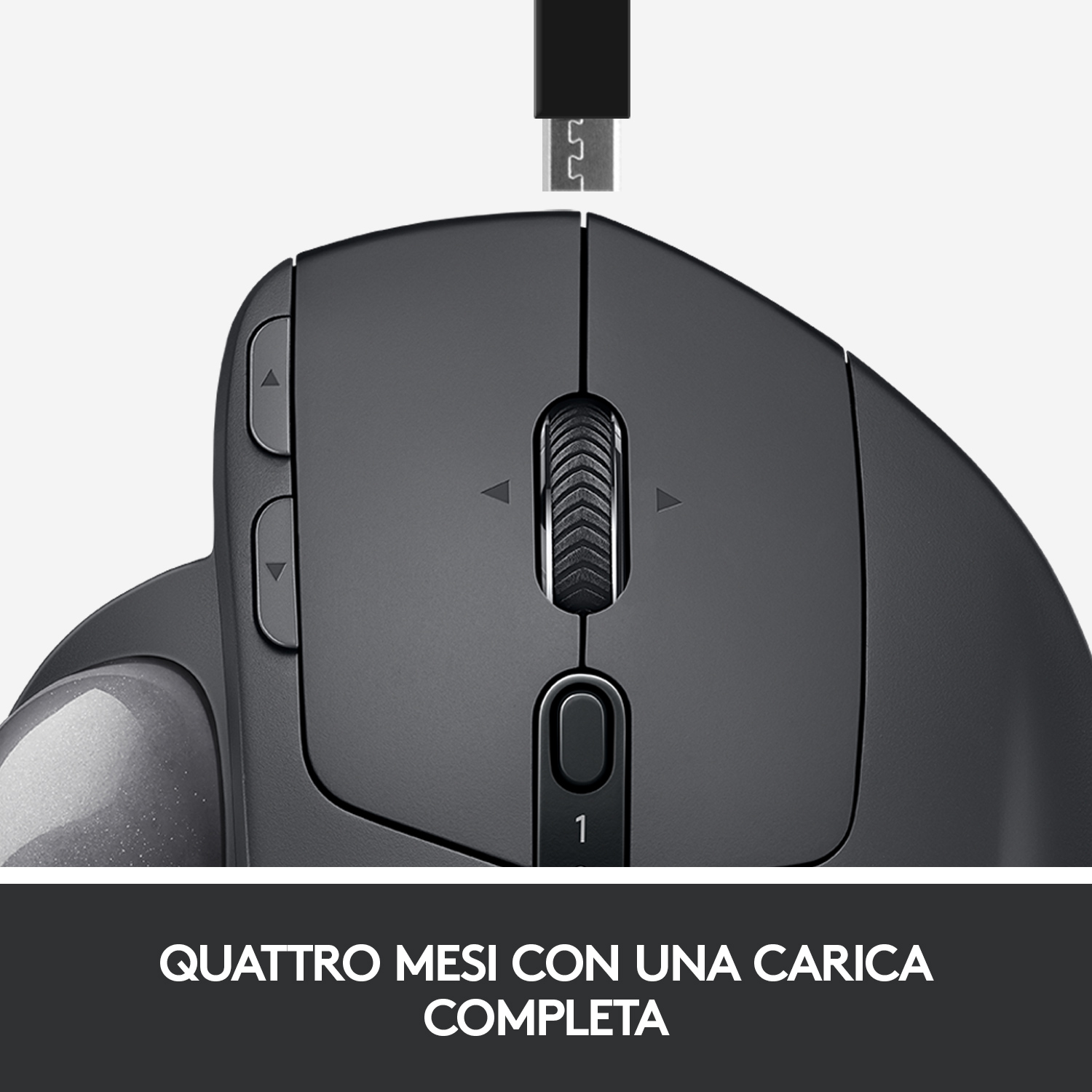 Primo piano di un mouse Logitech nero con pulsanti e rotella di scorrimento. Un cavo USB è collegato.