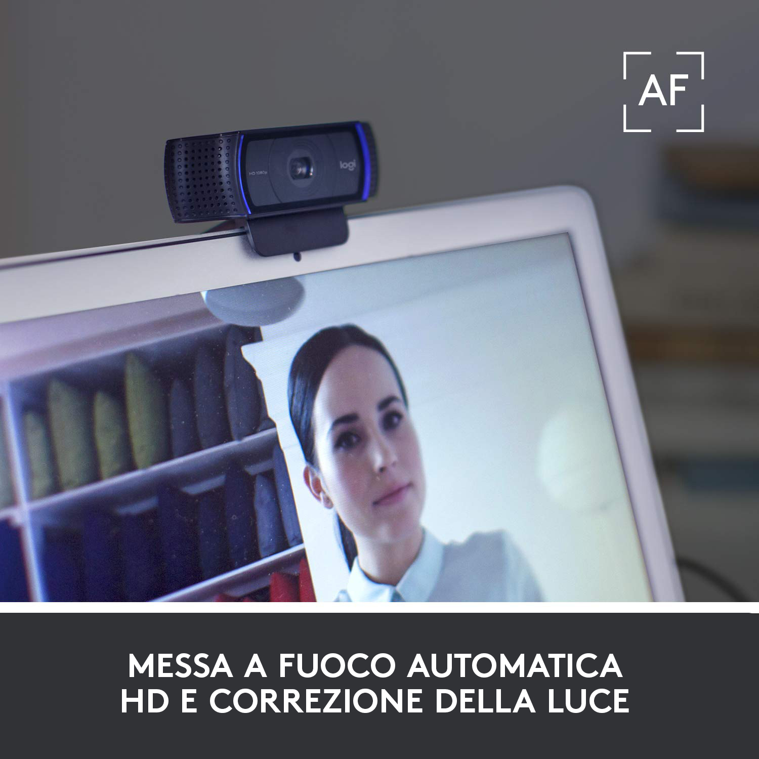 Una webcam Logitech su un laptop che mostra una donna, con la scritta 'Messa a fuoco'.