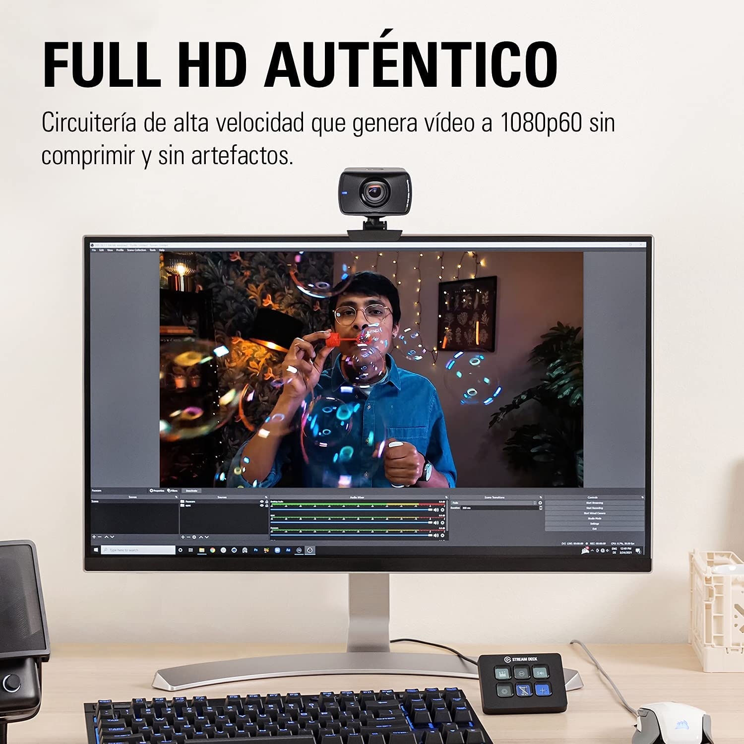 Una persona está en videollamada, frente a un monitor que muestra una pantalla y efectos de burbujas.