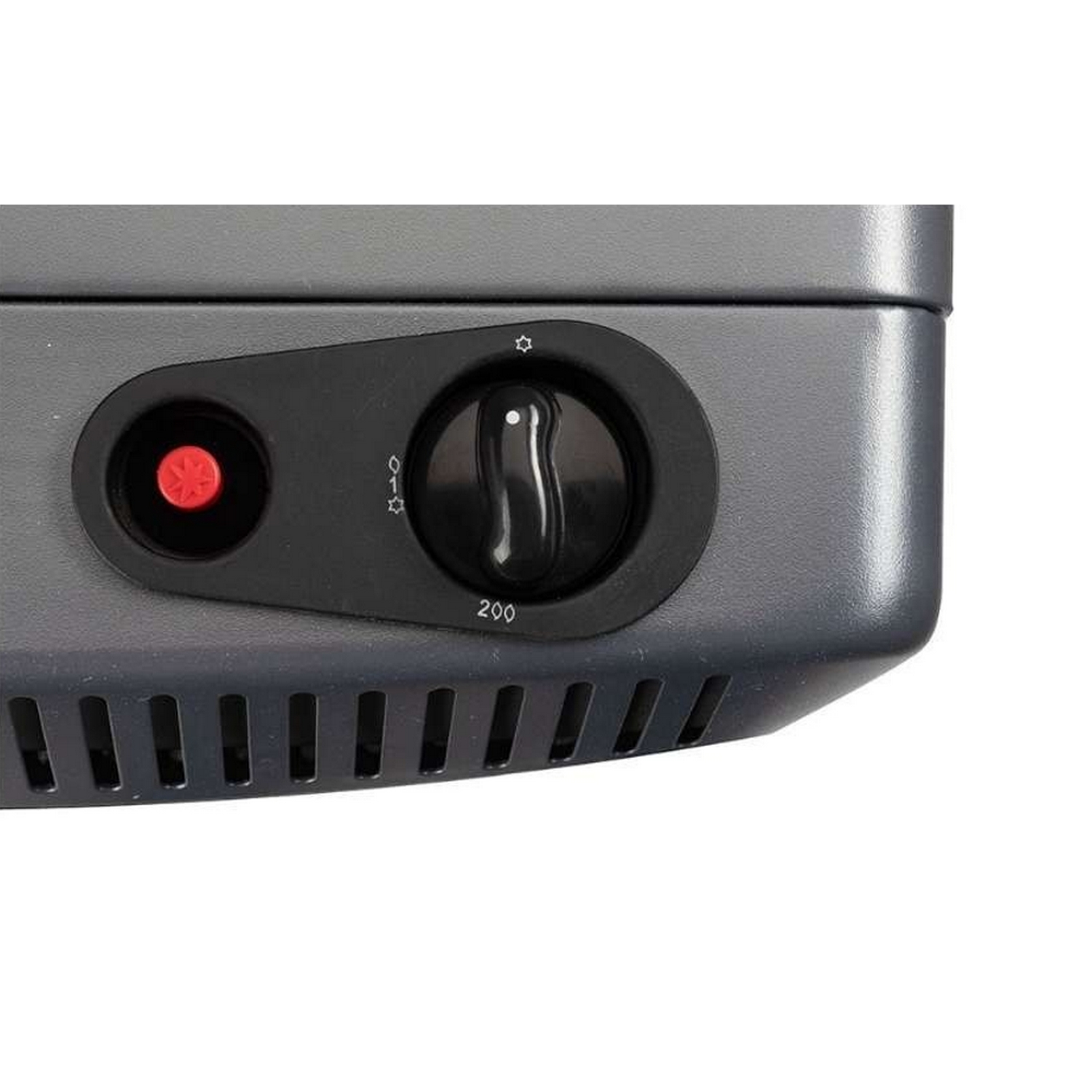Primer plano de un panel de control gris con un botón rojo y un dial negro. Fondo blanco.