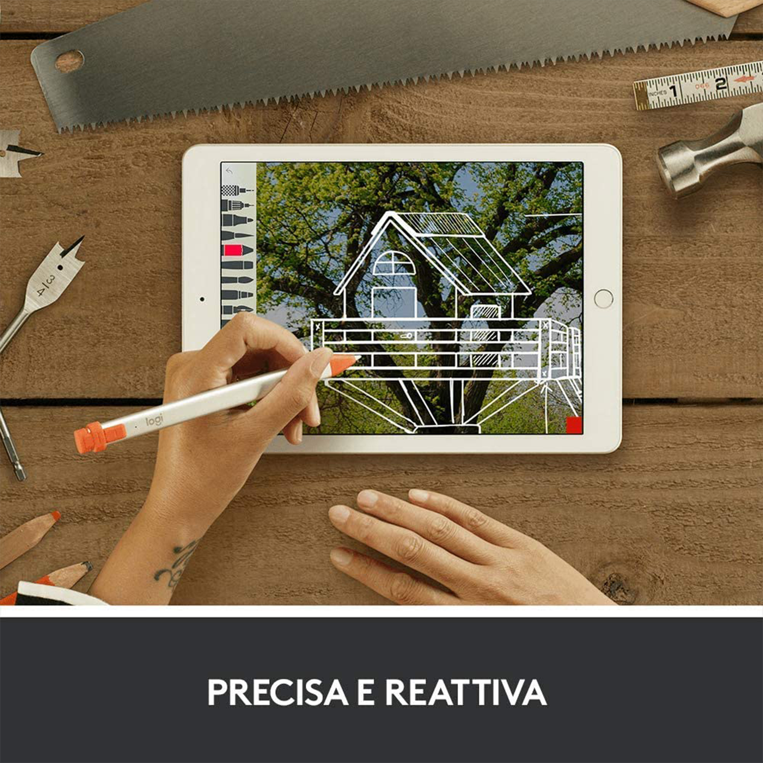 Tablet con disegno sullo schermo e stilo. Tavolo in legno con strumenti sullo sfondo.