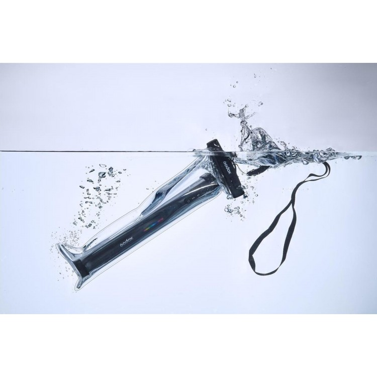 Eine wasserdichte Hülle mit einem schwarzen Objekt ist unter Wasser, mit Blasen und Spritzern.