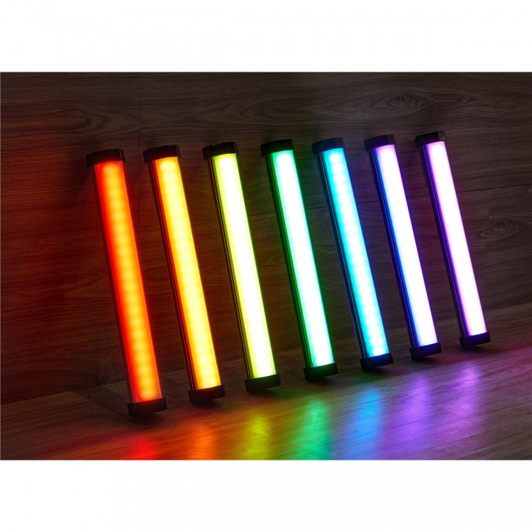 Sieben farbige LED-Lichtleisten, die in einer Reihe auf dunkler Holzoberfläche angeordnet sind.